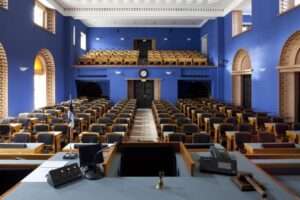 Riigikogu-istungisaal_Paul-Kuimet-e1553084544187